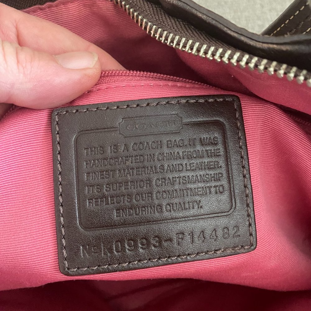 VINTAGE COACH HORSE AND CARRIAGE TOTE BAG - BROWN LEATHER TRIM - BAG CHARM - Picture 9 of 9